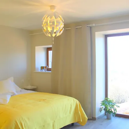 לינה וארוחת בוקר Le Jardin Des 4m Saint-Regis-du-Coin